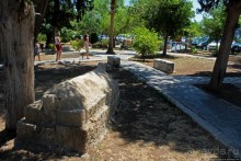 Уютный парк меж старых гробниц. Кирения