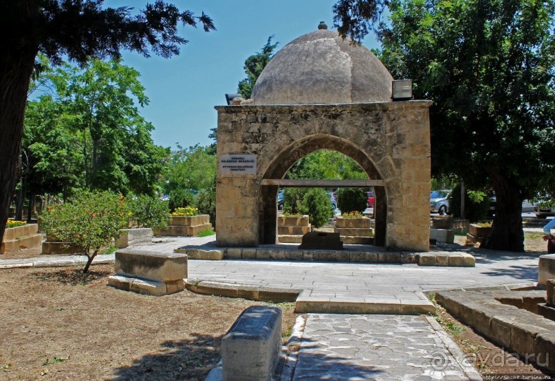 Уютный парк меж старых гробниц. Кирения