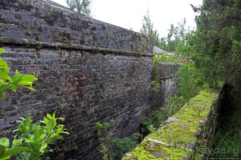 Весь покрытый зеленью... Форт Альберт на Бермудах есть