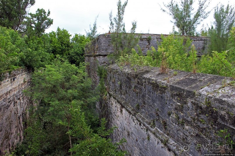 Весь покрытый зеленью... Форт Альберт на Бермудах есть