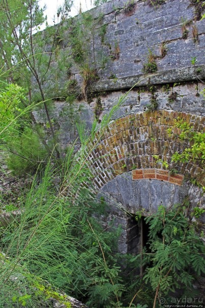 Весь покрытый зеленью... Форт Альберт на Бермудах есть