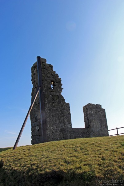 Нетривиальный мемориал на месте казни национального героя (Остров Мэн)