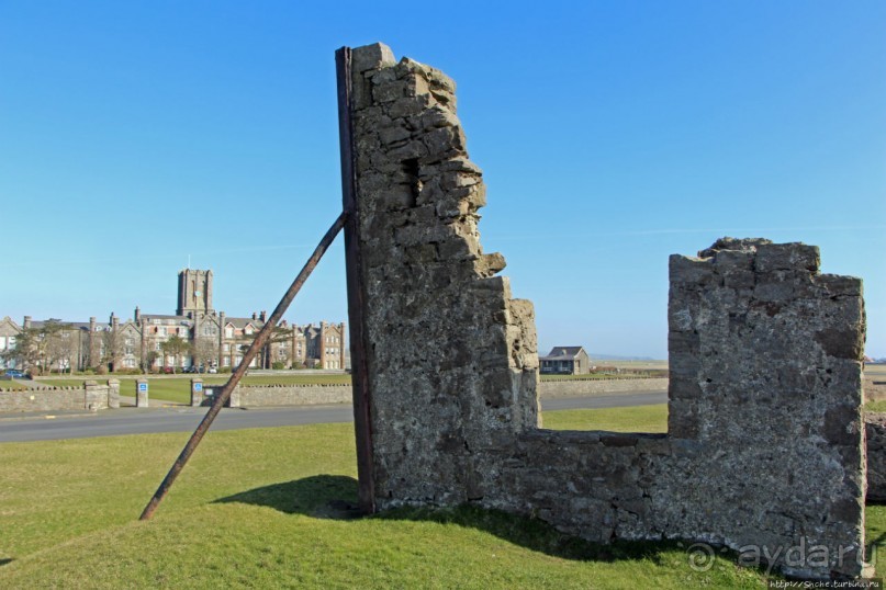 Нетривиальный мемориал на месте казни национального героя (Остров Мэн)