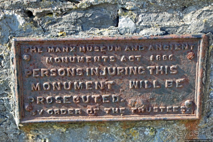 Нетривиальный мемориал на месте казни национального героя (Остров Мэн)