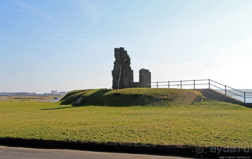 Нетривиальный мемориал на месте казни национального героя (Остров Мэн)