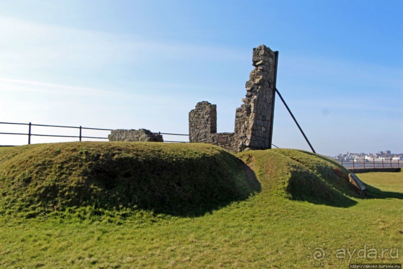 Нетривиальный мемориал на месте казни национального героя (Остров Мэн)
