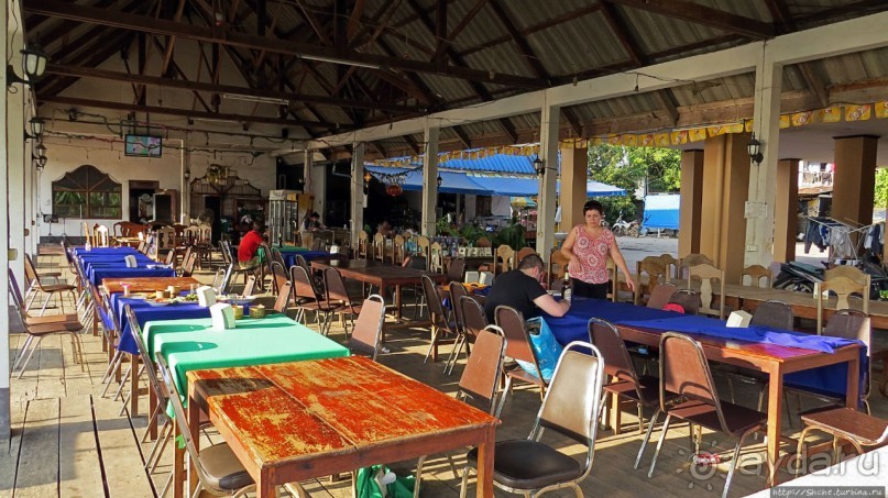 Ресторан с террасой над Меконгом