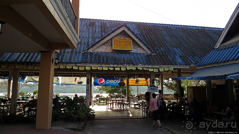 Ресторан с террасой над Меконгом