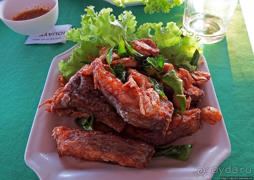 Ресторан с террасой над Меконгом