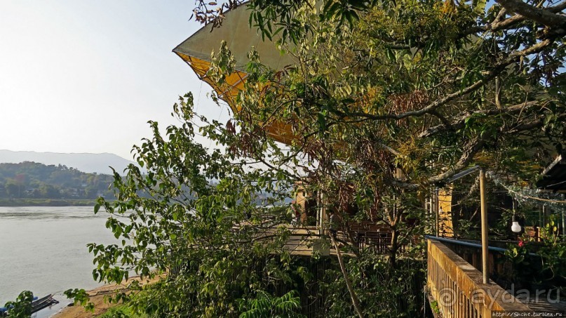 Ресторан с террасой над Меконгом