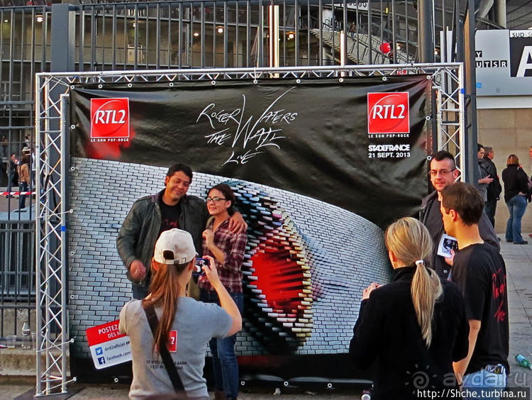 Большое шоу на большом стадионе. "Стена" Р. Уотерс в Париже