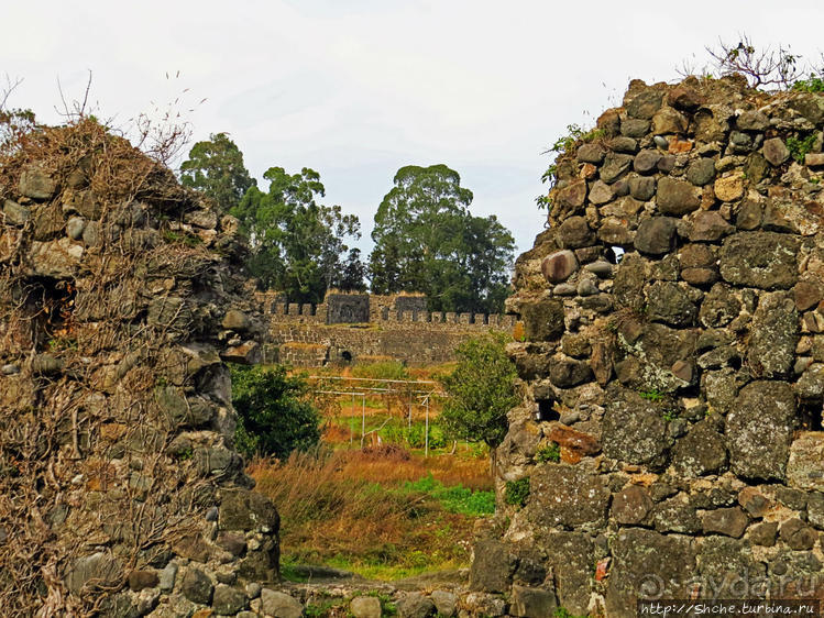 Крепость Гонио. Стены, на стенах, за стенами, внутри стен