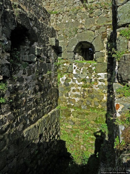 Крепость Гонио. Стены, на стенах, за стенами, внутри стен