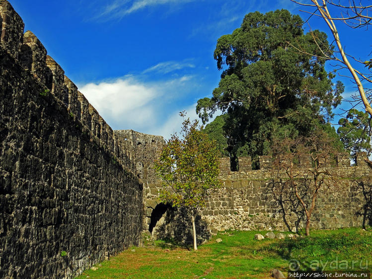 Крепость Гонио. Стены, на стенах, за стенами, внутри стен