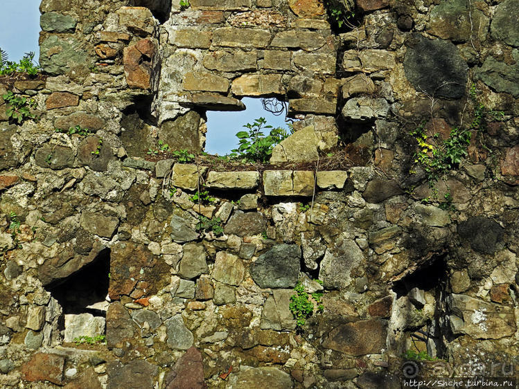 Крепость Гонио. Стены, на стенах, за стенами, внутри стен