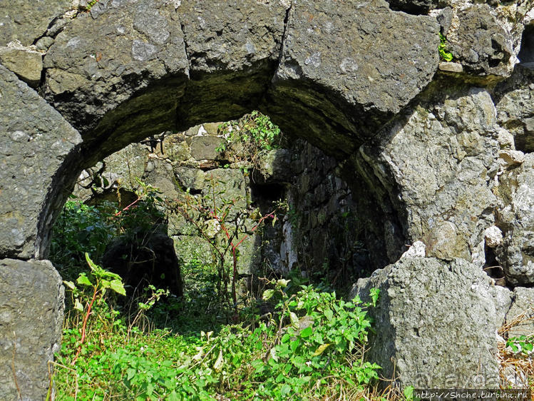 Крепость Гонио. Стены, на стенах, за стенами, внутри стен