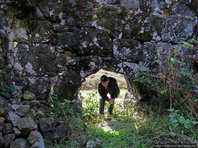 Крепость Гонио. Стены, на стенах, за стенами, внутри стен