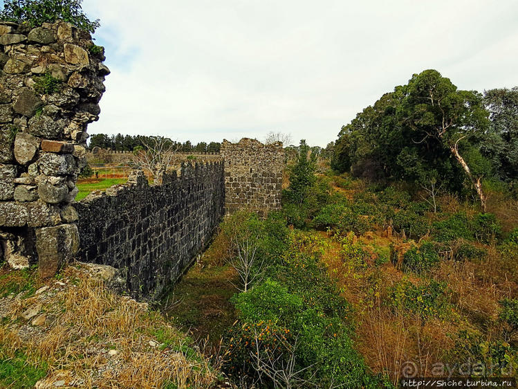 Крепость Гонио. Стены, на стенах, за стенами, внутри стен