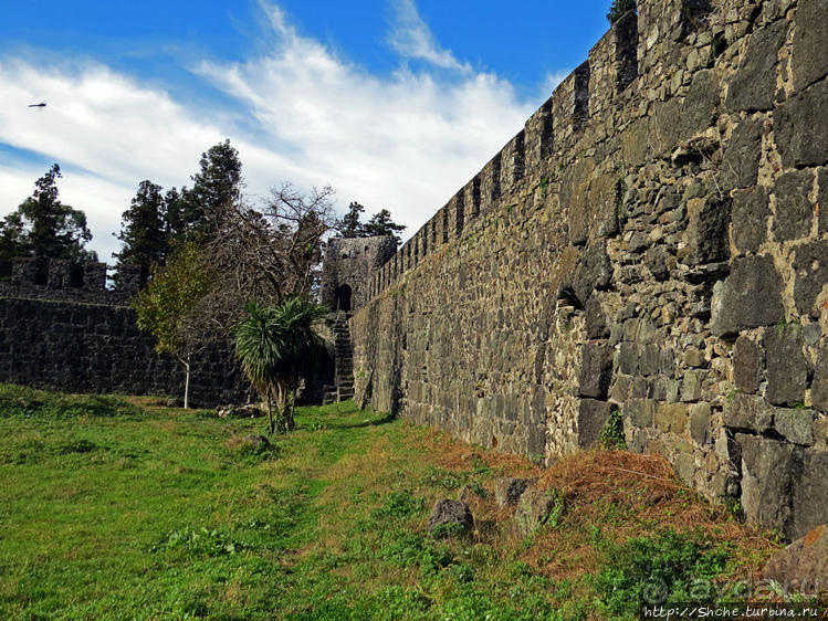 Крепость Гонио. Стены, на стенах, за стенами, внутри стен