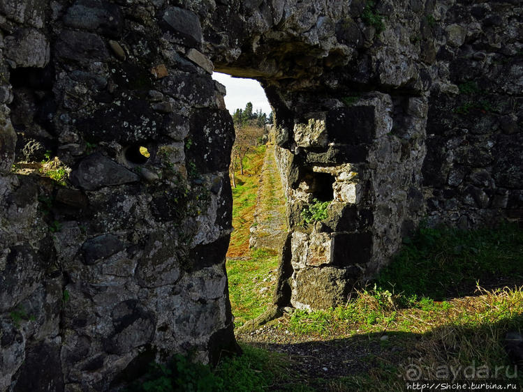 Крепость Гонио. Стены, на стенах, за стенами, внутри стен