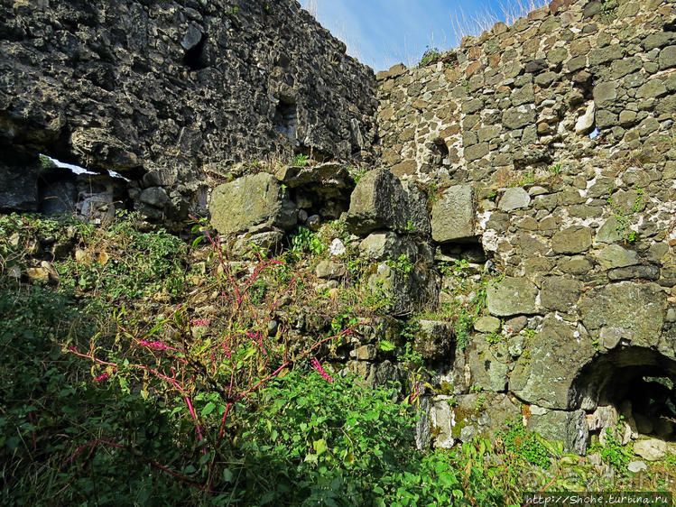 Крепость Гонио. Стены, на стенах, за стенами, внутри стен