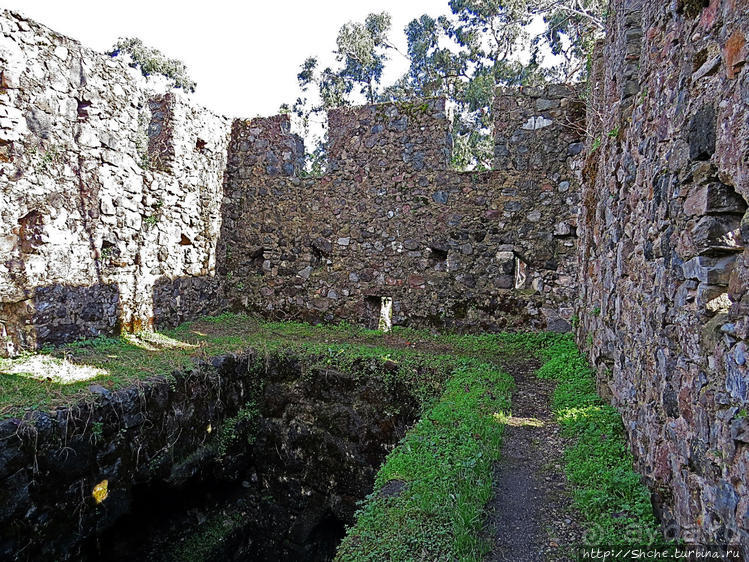 Крепость Гонио. Стены, на стенах, за стенами, внутри стен