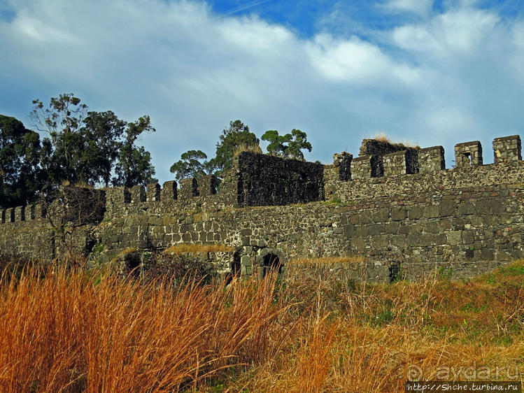 Крепость Гонио. Стены, на стенах, за стенами, внутри стен