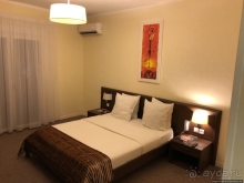 А из нашего окошка аэропорт видать немножко