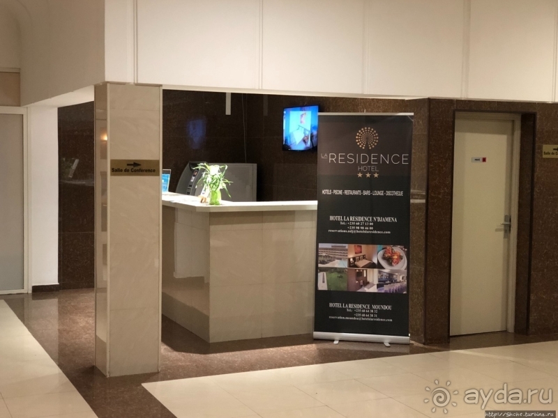 А из нашего окошка аэропорт видать немножко