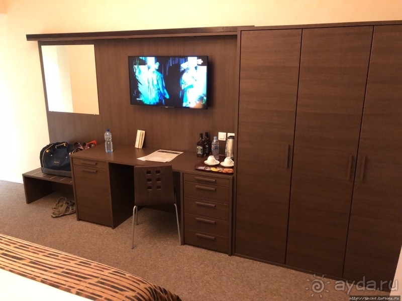 А из нашего окошка аэропорт видать немножко