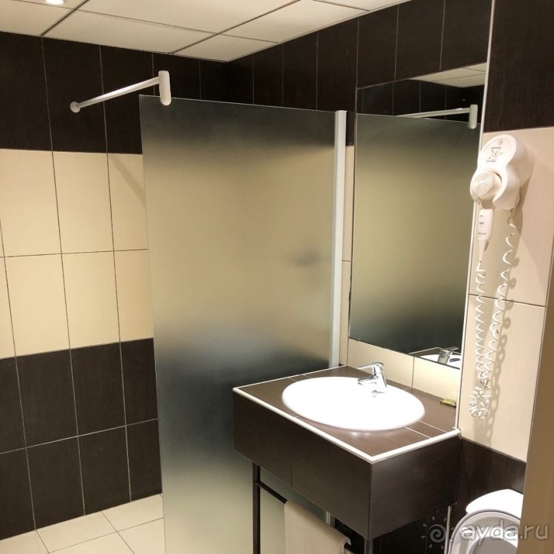 А из нашего окошка аэропорт видать немножко