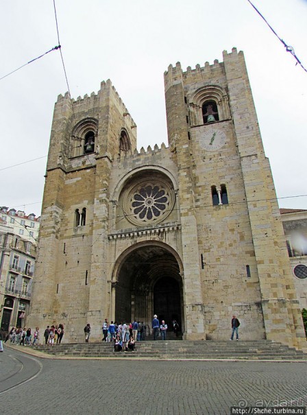 Кафедральный собор Лиссабона в арабском квартале "Алфама"