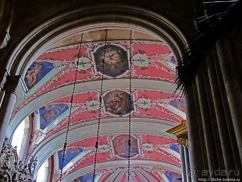 Кафедральный собор Лиссабона в арабском квартале "Алфама"