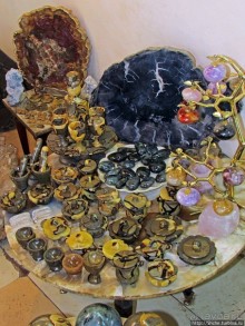 Ископаемые моллюски, камни и живые черепахи в музее камней