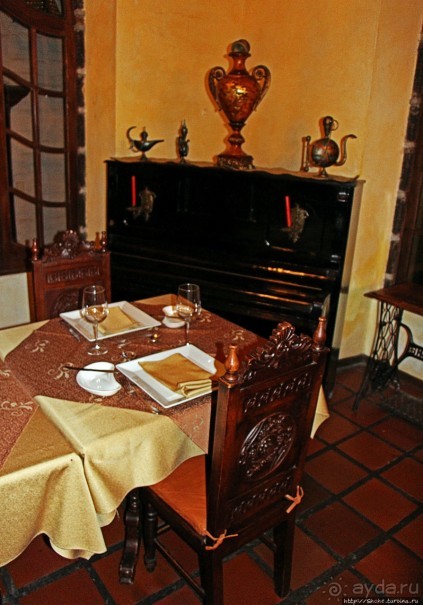 Павлины и пианино в кустах