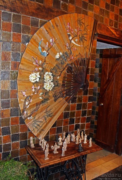 Павлины и пианино в кустах