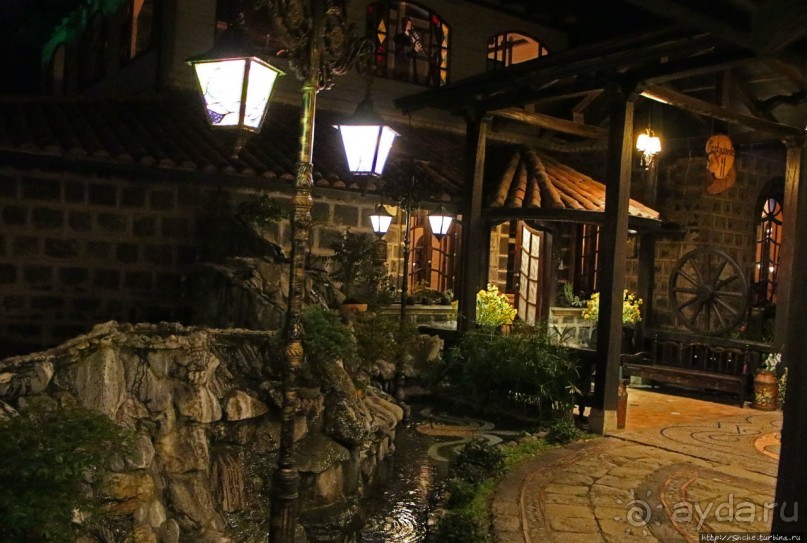 Павлины и пианино в кустах