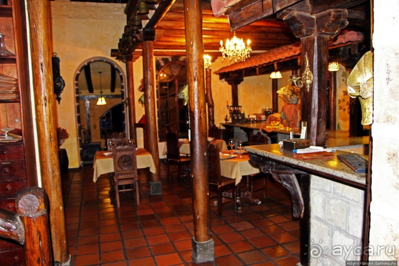 Павлины и пианино в кустах