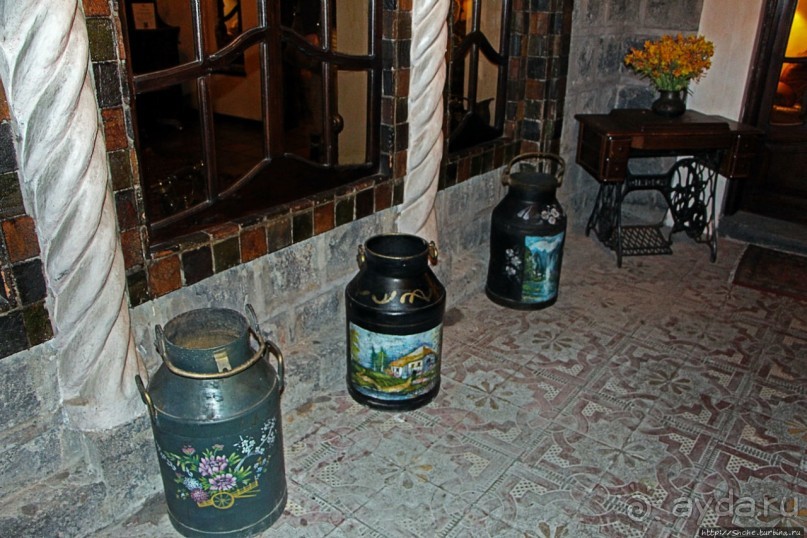 Павлины и пианино в кустах