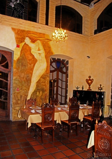 Павлины и пианино в кустах