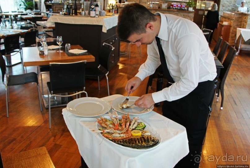 Тарелочка лангустов с жареной рыбой на берегу Гарды