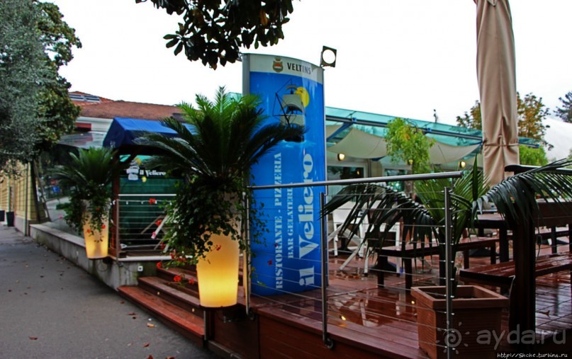 Тарелочка лангустов с жареной рыбой на берегу Гарды