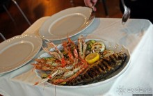 Тарелочка лангустов с жареной рыбой на берегу Гарды
