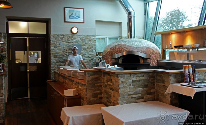 Тарелочка лангустов с жареной рыбой на берегу Гарды