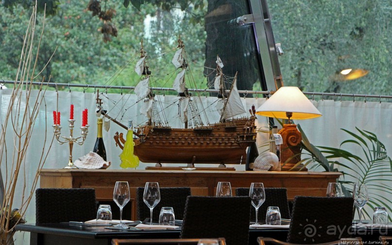 Тарелочка лангустов с жареной рыбой на берегу Гарды