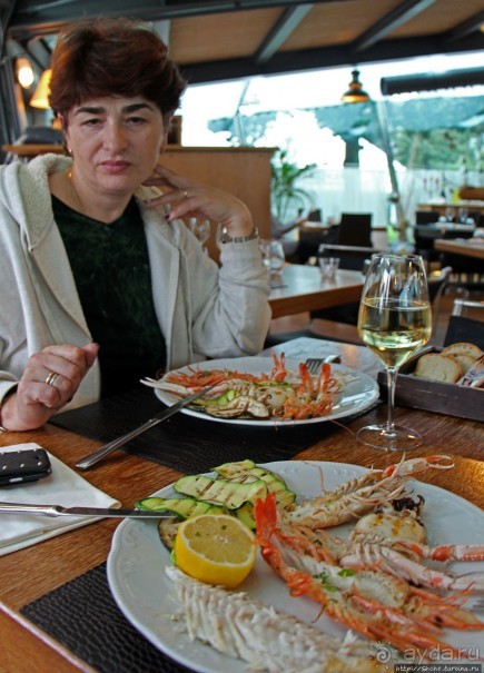 Тарелочка лангустов с жареной рыбой на берегу Гарды