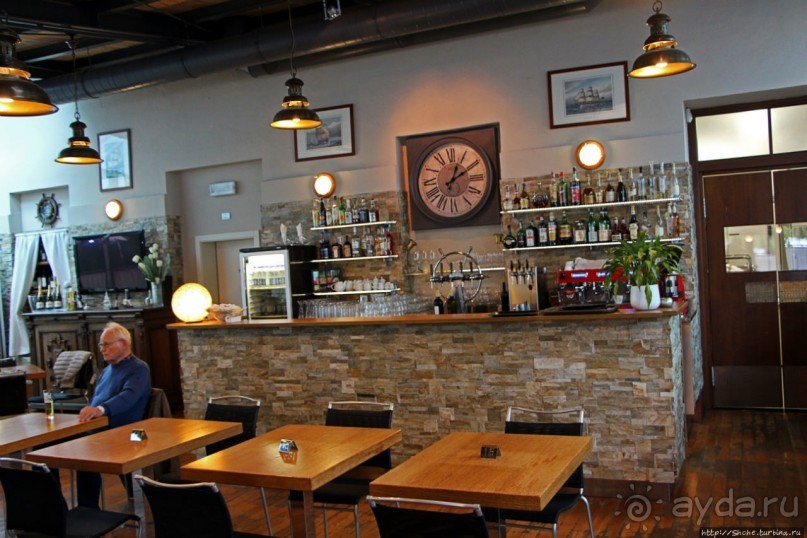 Тарелочка лангустов с жареной рыбой на берегу Гарды