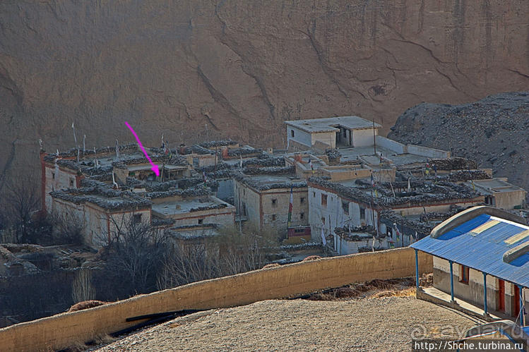 Ночлег в первом городке Верхнего Мустанга (пожить на крыше)