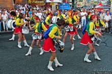 По главной улице с оркестром ... молоденьких барабанщиц