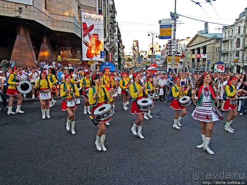 По главной улице с оркестром ... молоденьких барабанщиц